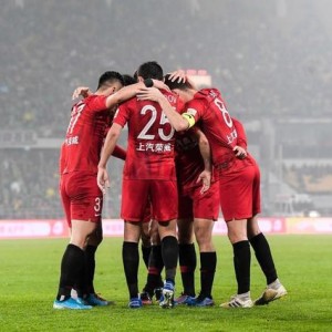  卡利亚里主场气势如虹，球迷助威助推球队取胜